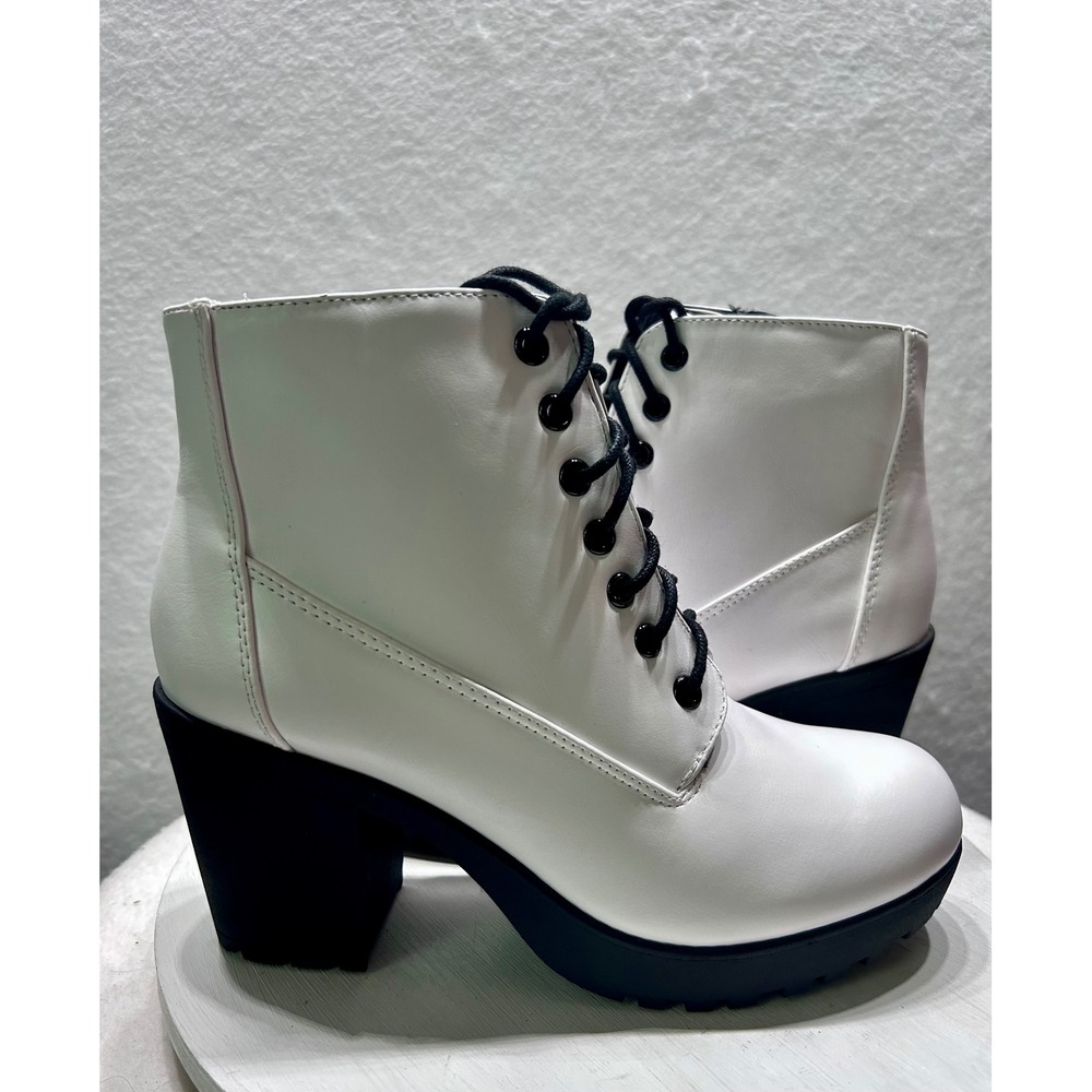 Soda‎ Womens White Lace Up Ankle Boots Chunky Lug Sole Block Heel Size 9 NWOT